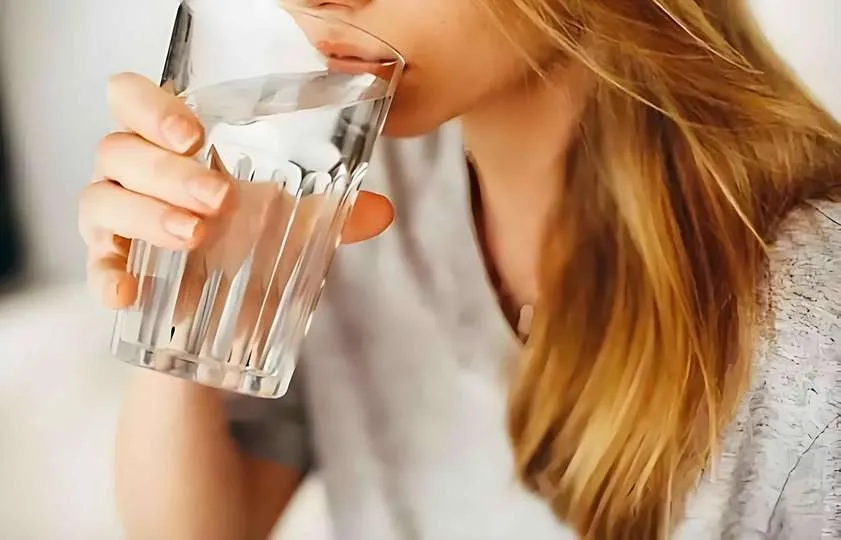 Cómo eliminar los olores del agua